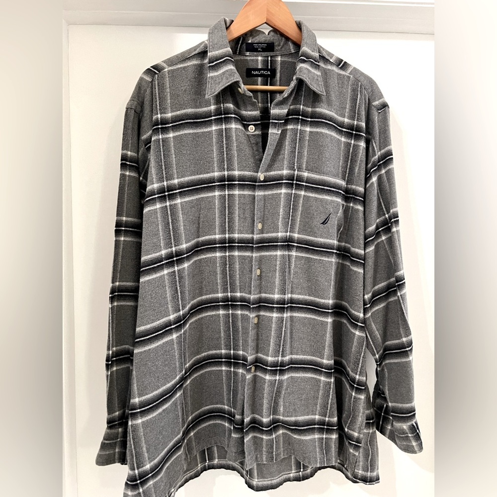 Mens nautica flannel long sleeve shirt. Button down front, size XL. Grey/ white
